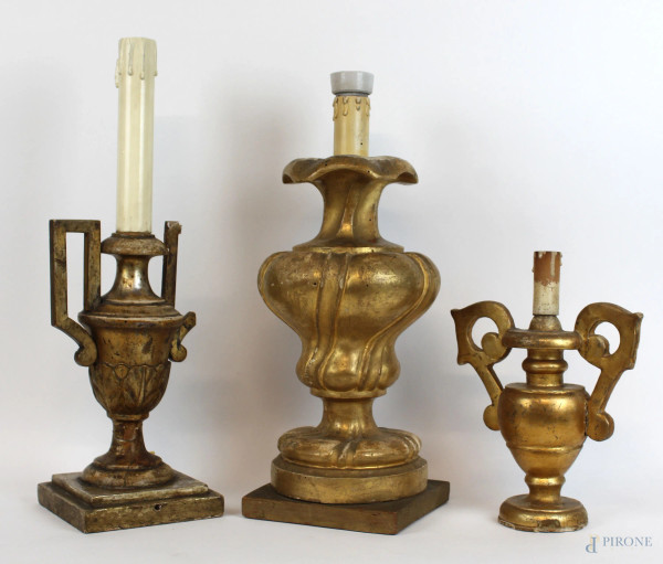 Lotto di tre lampade in legno costruite con elementi antichi, alt. max cm 46, (difetti).