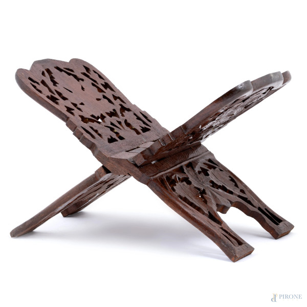 Leggio da tavolo in legno intagliato e traforato a motivi vegetali, XX secolo, cm 22x32x20 (segni di usura)