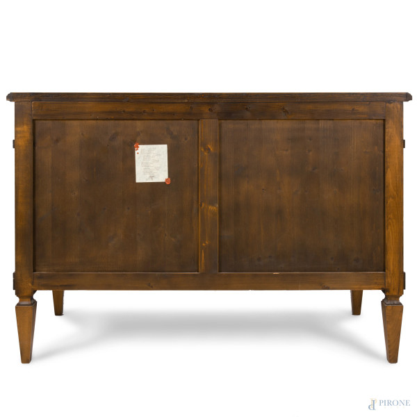 Comò in stile Luigi XVI intarsiato in varie essenze a tre cassetti, XX secolo, cm 88x123x57, (sca...