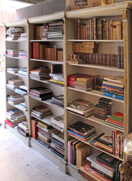 Libreria a giorno i legno lacacto con particolari dorati, h. 214x280x26 cm.