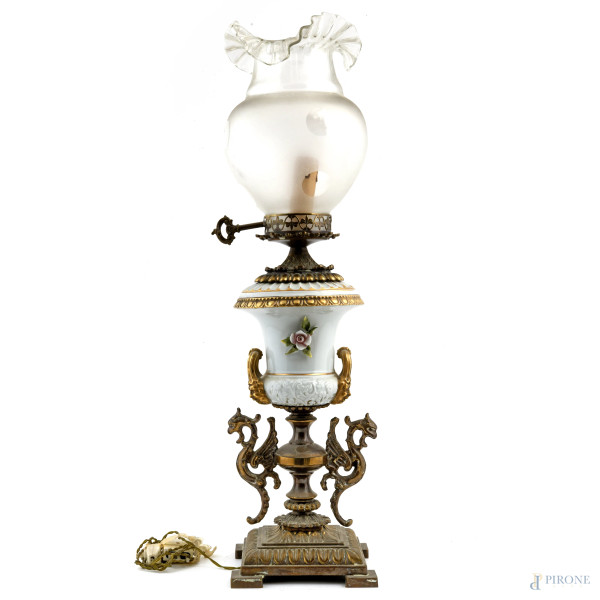 Lampada con struttura in metallo cesellato a dragoni e struttura in porcellana dipinta e dorata, XX secolo, altezza cm 60, (segni di usura, difetti)