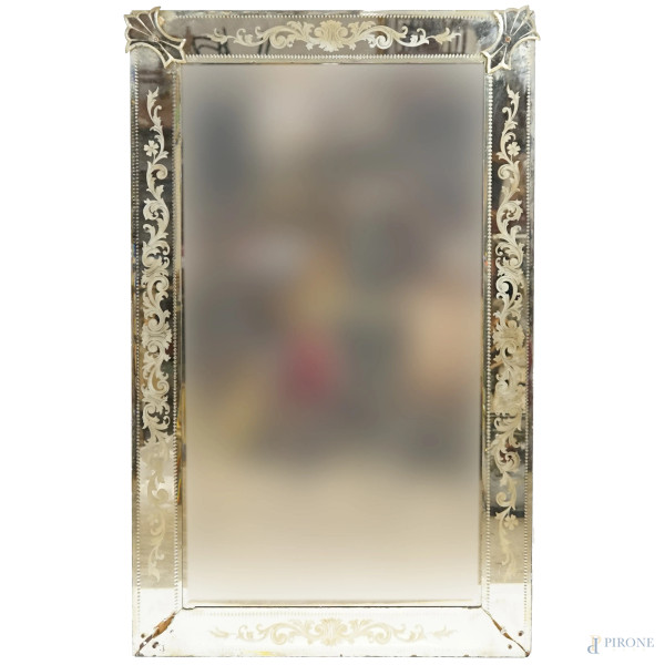 Specchiera veneziana, XX secolo, in vetro molato, cm 79x127, (difetti)