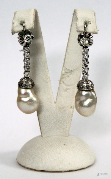 Coppia di orecchini in oro bianco con perle scaramazze e brillanti, gr. 11,4.