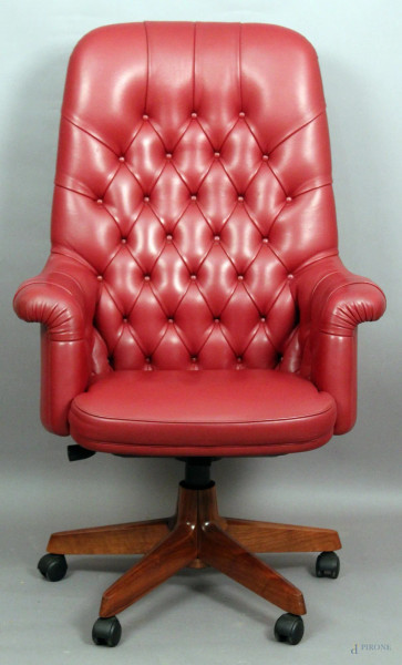 Poltrona Frau, modello Oxford in pelle color bordeaux, seduta regolabile, basamento a cinque razze in legno.