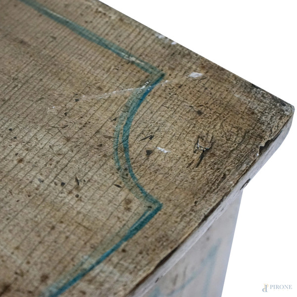 Servantina a mezzaluna in legno laccato e decori nei toni del blu, con fronte scandito da uno spo...