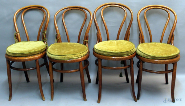Lotto composto da quattro sedie tipo thonet in faggio, seduta in cannette.