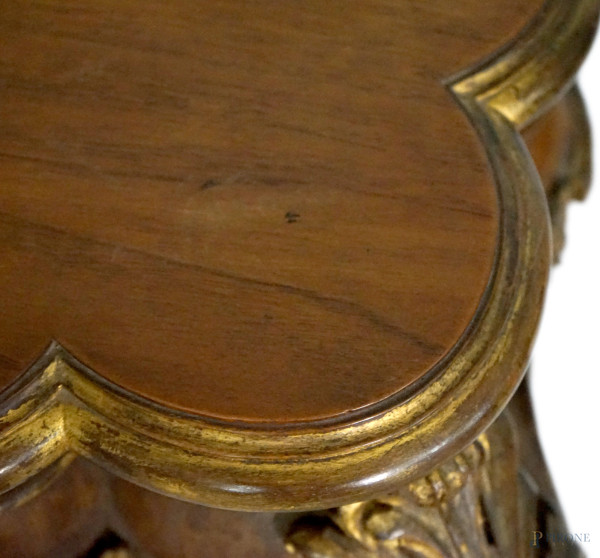 Tavolo in noce stile Luigi XV con piano rettangolare dal profilo centinato, fascia sottostante il...