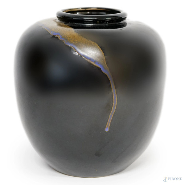 Vaso in porcellana nera con decoro astratto dorato e blu cobalto, cm h 20,5, XX secolo.
