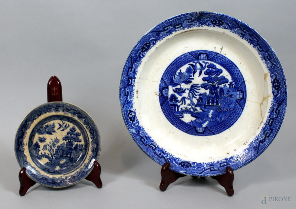 Lotto composto da due piatti in maiolica inglese a decoro di paesaggi orientali, diametro 33 cm, (restauri).