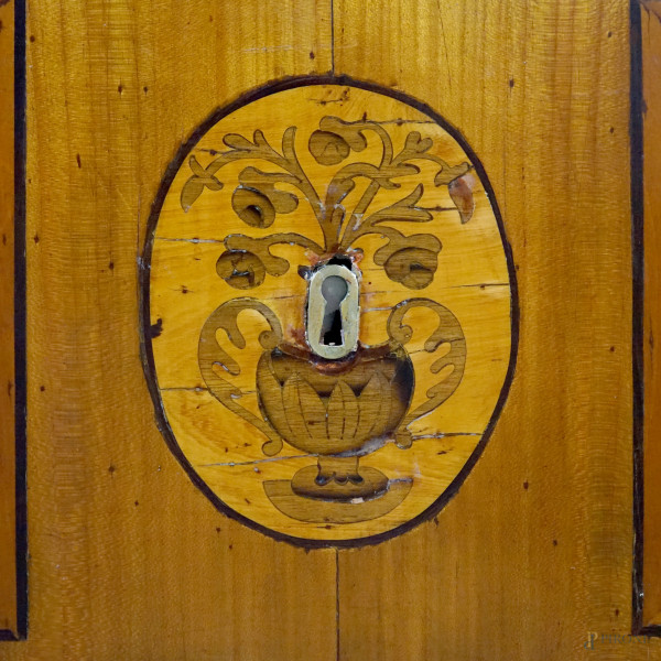 Cassettone Luigi XVI, in legno impiallacciato ed intarsiato in varie essenze, fronte a due casset...