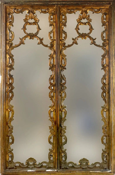 Porta a specchi in legno scolpito e dorato, XX secolo, decori a motivi rocaille, cm h 206,5x136, (difetti, telaio del XX secolo)