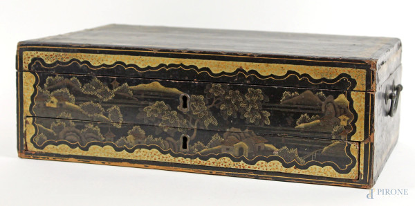 Scatola cinese in legno laccato con decori dorati raffiguranti paesaggi, XIX secolo, cm h 12x36,5x25, (segni del tempo)