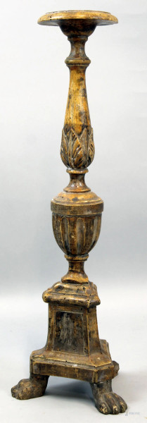 Torciere in legno intagliato e dorato, poggiante su tre piedi a zampa ferina, XIX secolo, cm h 72