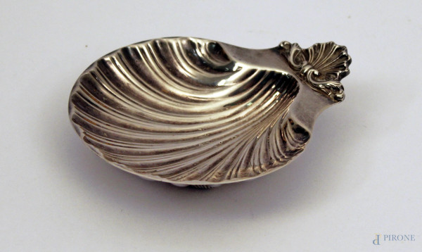 Centrino in argento a forma di conchiglia, h. cm 3x14,5x12.