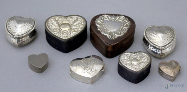 Lotto composto da otto scatoline a forma di cuore in argento e legno, misure max. 3,5x7x7.