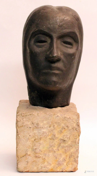 Volto, scultura in bronzo, poggiante su base in pietra, H. 22,5 cm.