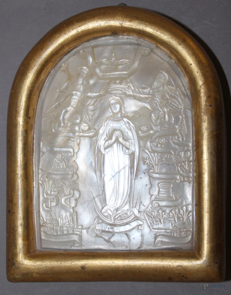 Bassorilievo in madreperla raffigurante Madonna con Santi, entro cornice, 10x7,5 cm.