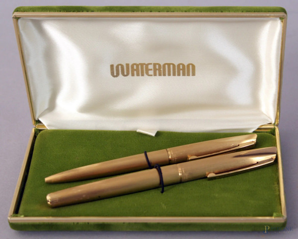 Waterman, lotto di una penna stilografica ed una biro, placcate in oro.