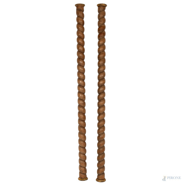 Coppia di colonne in legno ad andamento tortile, XIX secolo, altezza cm 192,5, (segni di usura, graffi, difetti, scalfiture)