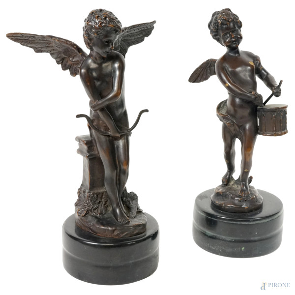 Lotto di due sculture in bronzo patinato raffiguranti un putto che suona un tamburo e Cupido, base circolare in marmo, da Hippolyte Moreau (1832 – 1927), altezza max cm 27,5 (difetti)