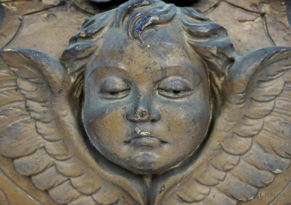 Fregio in legno scolpito e dorato raffigurante testa di putto, cm 50,5x25, XX secolo, (difetti)
