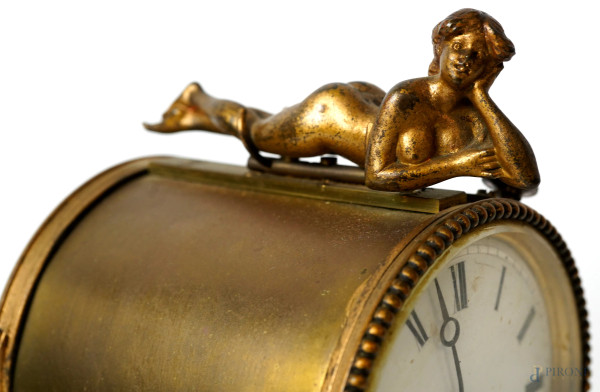 Orologio da tavolo con cassa in bronzo dorato e quadrante smaltato con numerazione romana, XX sec...