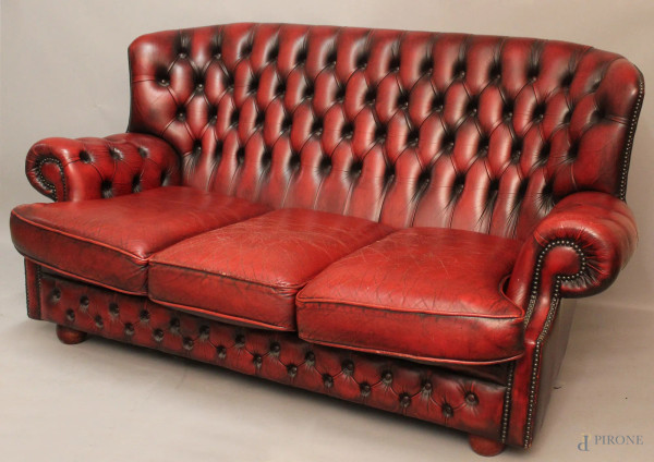 Salotto stile Chester rivestito in ecopelle, composto da un divano e due poltrone, lung. divano 175 cm. e prof. 70 cm.