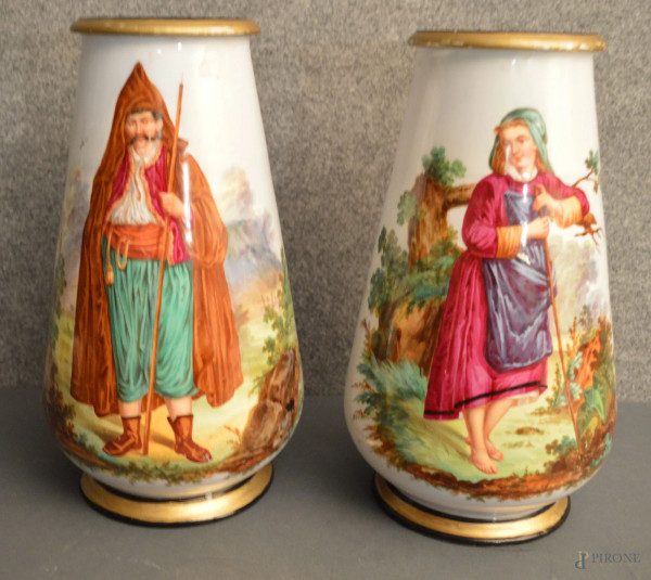 Coppia vasi dell'800 francesi in porcellana policroma a decoro di contadini su sfondo  paesaggio, h. 33 cm.