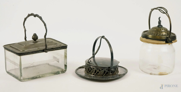 Lotto composto da due barattoli ed una formaggera in vetro e metallo argentato, misure max cm 10x17x12, XX secolo, (difetti, segni del tempo).