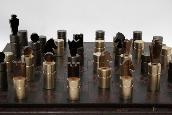 Scacchiera in pelle, completa di scacchi, marcata Gucci 44x44 cm.