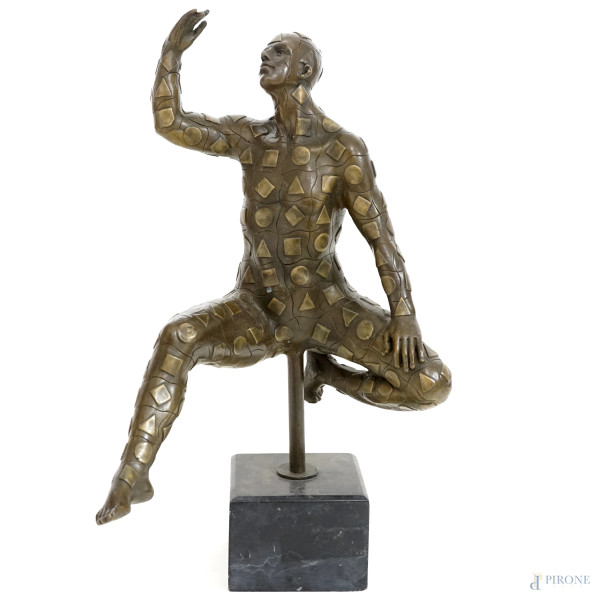 Scultura in bronzo raffigurante un uomo ricoperto di simboli geometrici, base quadrata in marmo nero, altezza cm 38