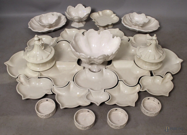 Antipastiera in maiolica chiara.