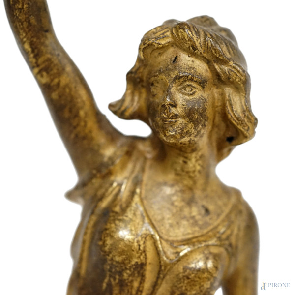 Lotto composto da una scultura in metallo rappresentante La Fama, firmata Pfeffer, e una scultura...