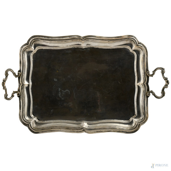 Vassoio a doppia presa con orlo mosso in argento cesellato, cm 27x45, peso gr 860