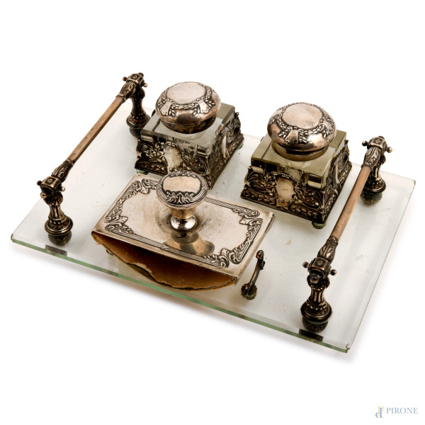 Calamaio con base in vetro e inserti in argento, cmx25x17, (difetti)