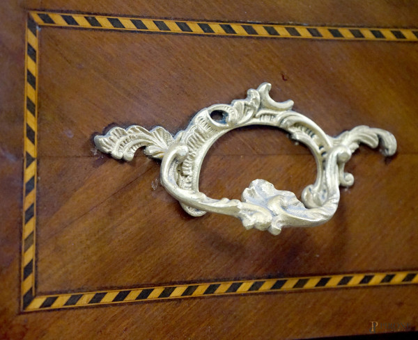 Comò stile Luigi XVI in legno impiallacciato, XIX-XX secolo, con piano in marmo, fronte mosso a t...