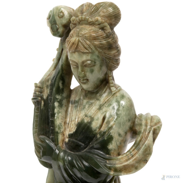 Scultura in pietra saponaria raffigurante una Guanyin con strumento musicale, base in legno, XX s...