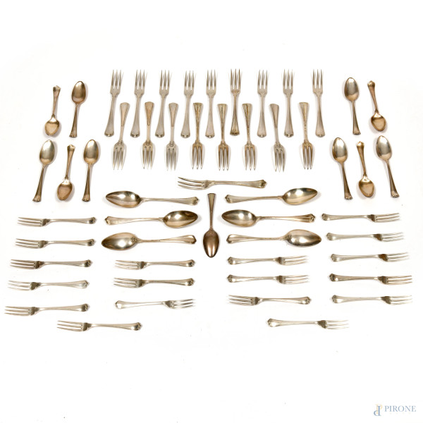 Servizio in argento 800/000, peso complessivo gr 2670 circa, composto da: