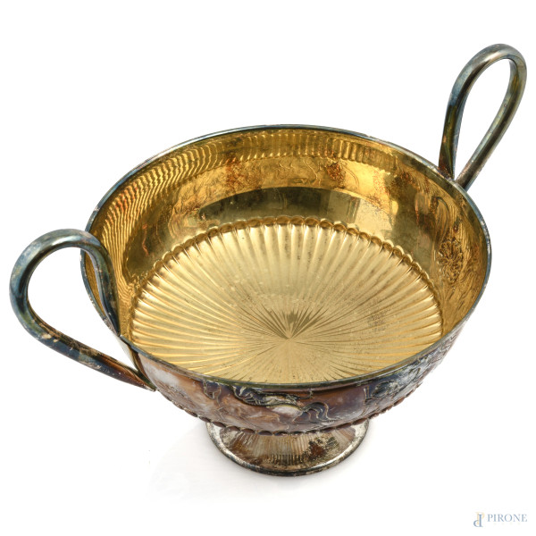 Alzata biansata in argento 800/000 con rilievi a sbalzo di animali mitologici, cm 19,5x29,5x20, p...