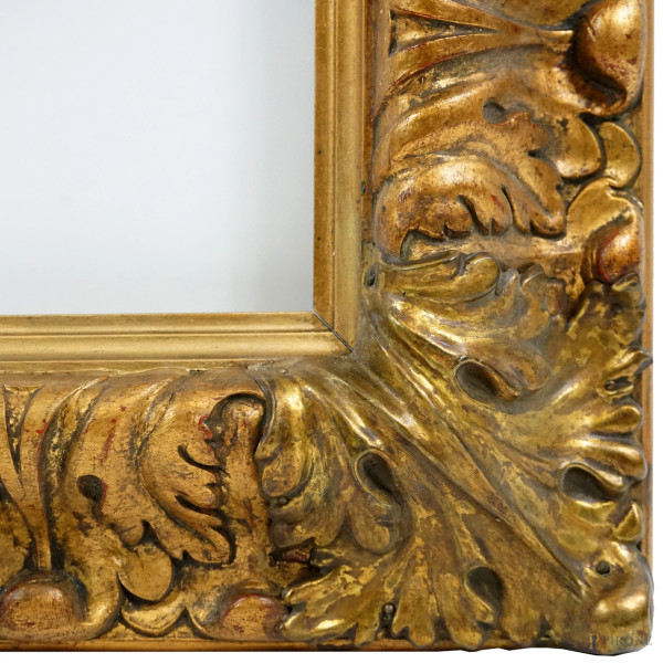 Cornice in legno, stucco e lamina dorata, XX secolo, ingombro cm 54x80, battente cm 37x62