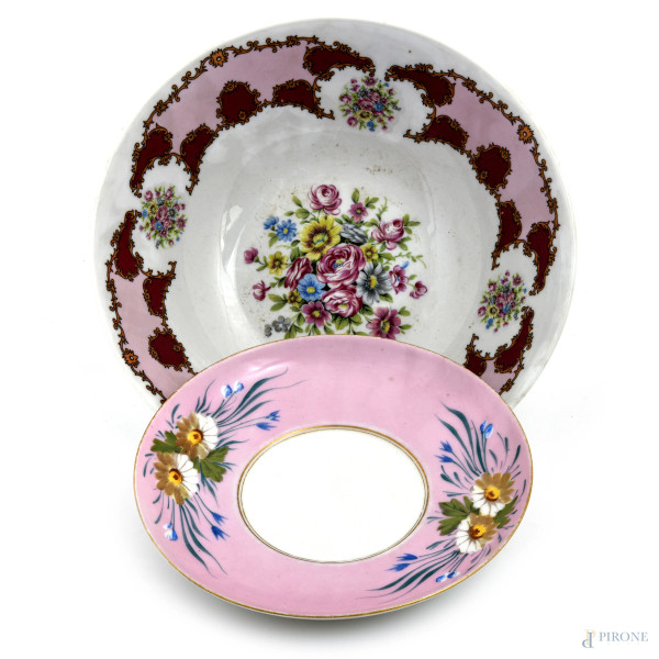 Lotto composto da ciotola e un piattino in porcellana nei toni del bianco e del rosa, XX secolo, misure massime cm 7,5x25, (segni di usura)