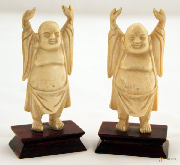 Lotto di due Budda a tutto tondo in avorio, poggianti su basi in legno, h. 9 cm