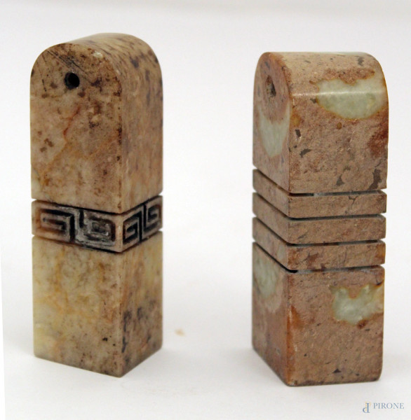 Lotto di due sigilli cinesi dell'800 in pietre dure, h. 9 cm.