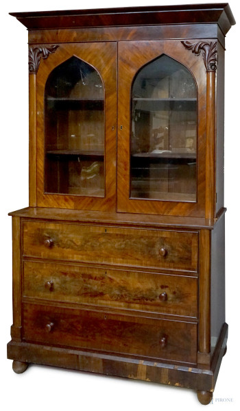 Grande credenza impiallacciata a due corpi, Inghilterra, XIX secolo, cappello modanato aggettante, parte superiore a due sportelli a vetri inquadrati da lesene scolpite, parte inferiore a tre cassetti, cm h 222x137x53, (difetti).