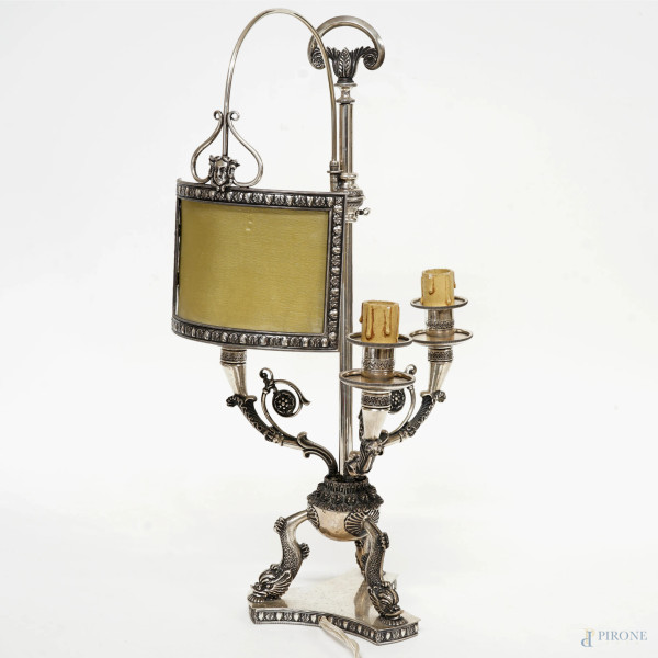Lampada da tavolo a tre luci in argento, manifattura italiana, metà XX secolo, cm h 45, peso lordo 1430