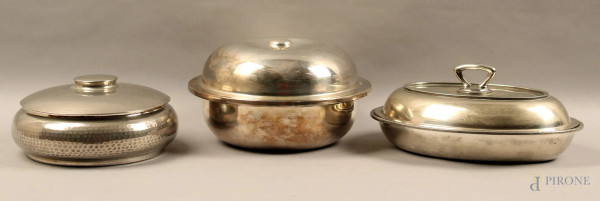 Lotto composto da tre portavivande in metallo, diametro max 24 cm.