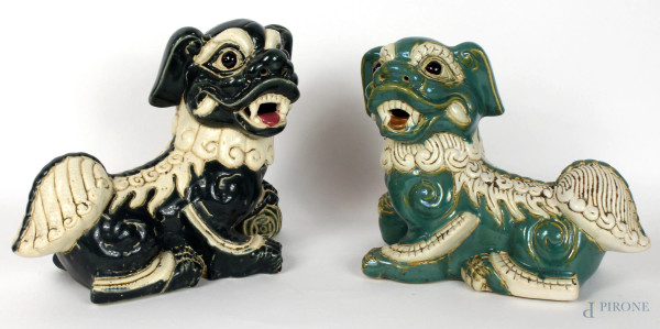 Lotto di due cani di Pho in ceramica smaltata, altezza cm. 22