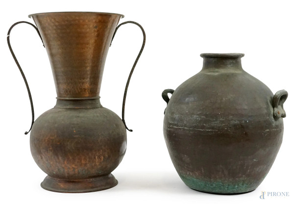 Lotto composto da un orcio ed un vaso in rame,alt. max cm 42, XX secolo, (difetti).