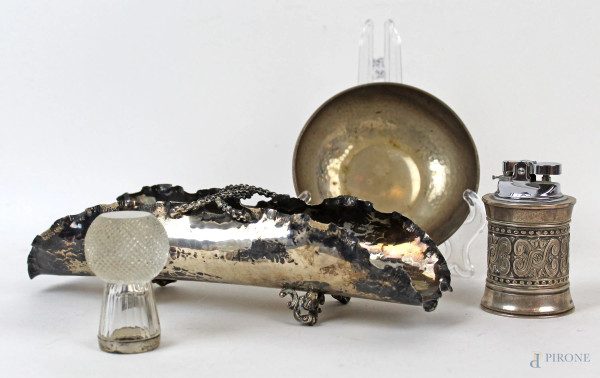 Lotto di quattro oggetti in argento e vetro, misure max cm 7,5x27,5x9,5, peso netto gr 318