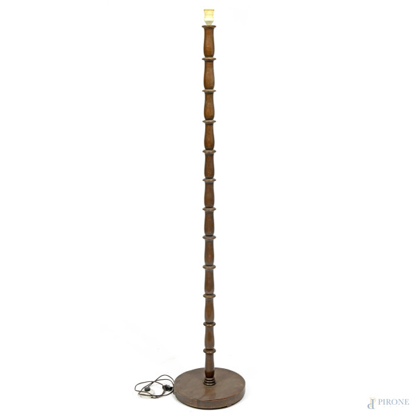Lampada da terra con fusto in legno tornito e base circolare, XX secolo, altezza cm 158, (segni di usura, difetti, da revisionare)